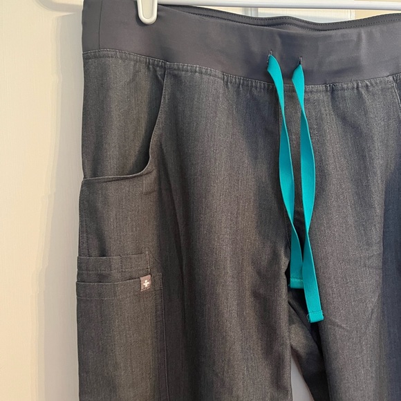 FIGS Kade Cargo Scrub Pants - Picture 6 of 6